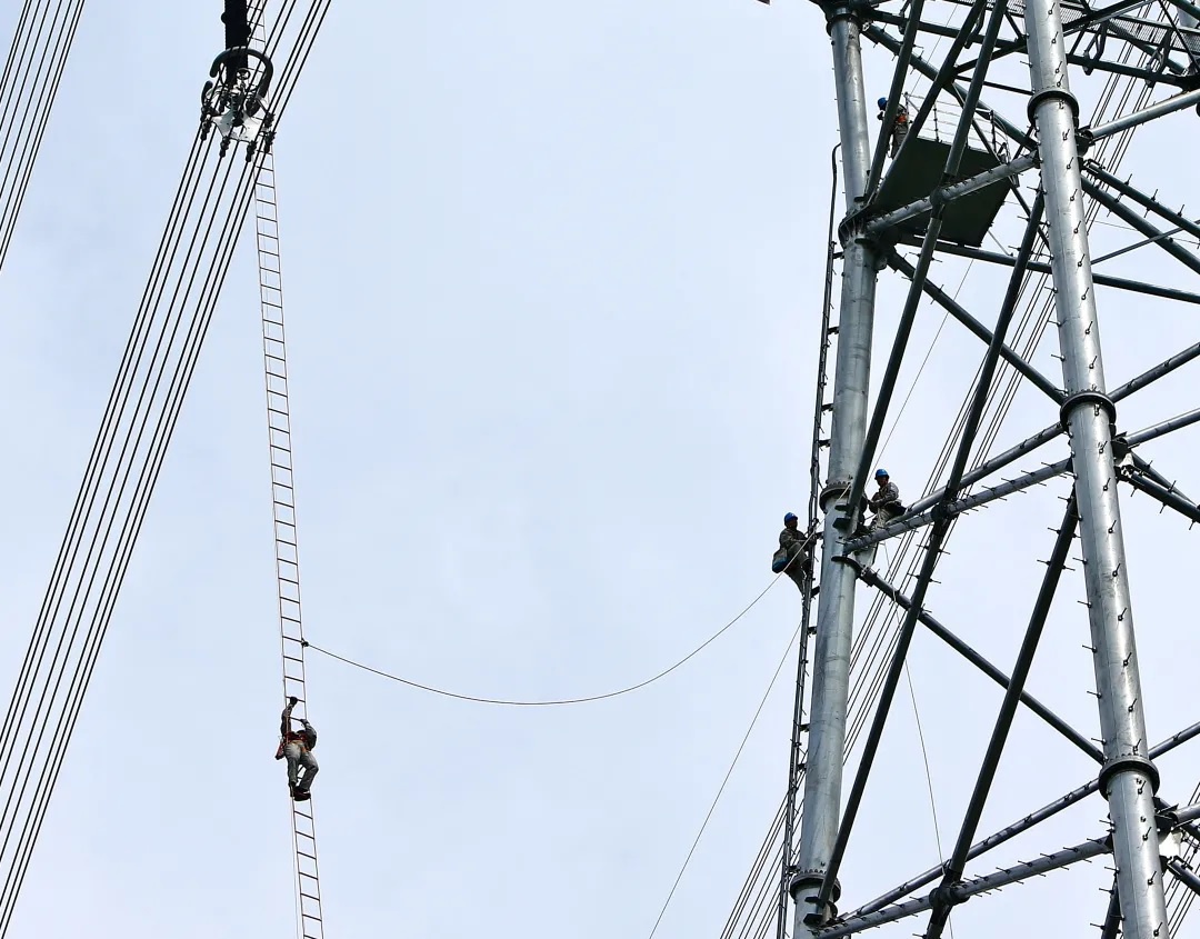 我國首次成功實(shí)施1000千伏同塔雙回特高壓線路帶電作業(yè).jpg